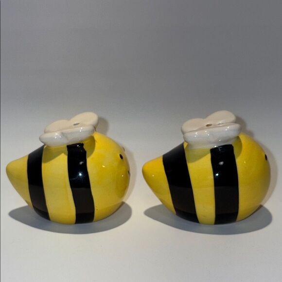 Ceramic bee salt, and pepper shakers - Picture 4 of 7
